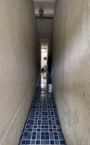 Casa à venda com 330m², 3 quartos e 7 vagas Casa à venda com 330m², 3 quartos e 7 vagasCorredor lateral