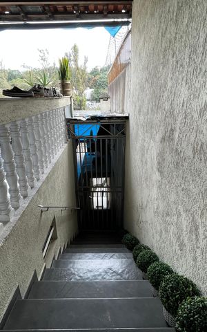 Casa à venda com 330m², 3 quartos e 7 vagas Casa à venda com 330m², 3 quartos e 7 vagasEscada