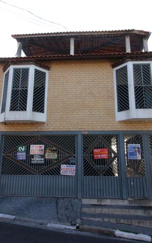 Casa à venda com 356m², 3 quartos e 2 vagasFachada