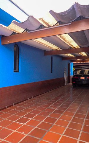 Casa à venda com 300m², 4 quartos e 4 vagas Casa à venda com 300m², 4 quartos e 4 vagasGaragem