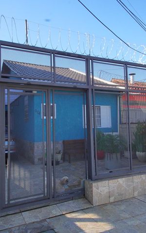 Casa à venda com 182m², 4 quartos e 2 vagasFachada