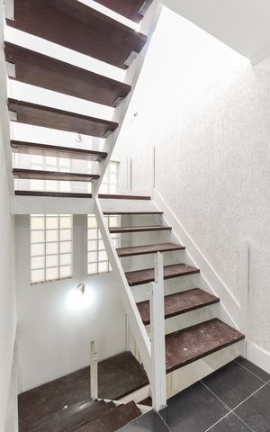 Casa à venda com 131m², 3 quartos e 2 vagas Casa à venda com 131m², 3 quartos e 2 vagasEscada