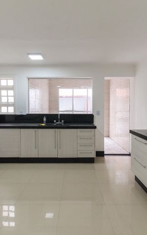 Casa à venda com 131m², 3 quartos e 2 vagas Casa à venda com 131m², 3 quartos e 2 vagasCozinha