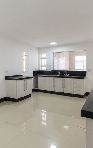 Casa à venda com 131m², 3 quartos e 2 vagas Casa à venda com 131m², 3 quartos e 2 vagasCozinha