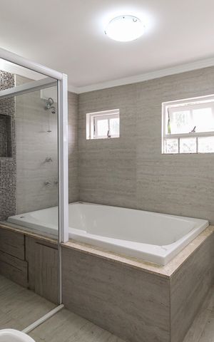 Casa à venda com 131m², 3 quartos e 2 vagas Casa à venda com 131m², 3 quartos e 2 vagasBanheiro da Suíte
