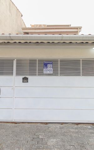 Casa à venda com 131m², 3 quartos e 2 vagas Casa à venda com 131m², 3 quartos e 2 vagasFachada e Placa