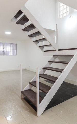 Casa à venda com 131m², 3 quartos e 2 vagas Casa à venda com 131m², 3 quartos e 2 vagasSala