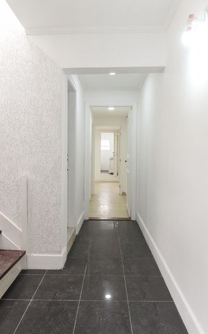 Casa à venda com 131m², 3 quartos e 2 vagas Casa à venda com 131m², 3 quartos e 2 vagasEscada