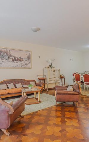Casa à venda com 354m², 3 quartos e 8 vagasSala