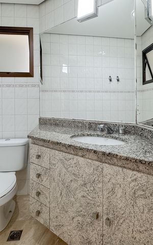 Apartamento à venda com 81m², 2 quartos e 1 vaga Apartamento à venda com 81m², 2 quartos e 1 vagaBanheiro