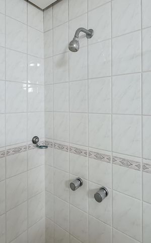 Apartamento à venda com 81m², 2 quartos e 1 vaga Apartamento à venda com 81m², 2 quartos e 1 vagaBanheiro