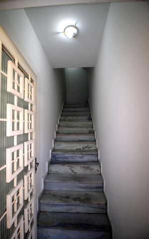 Casa para alugar com 480m², 4 quartos e 4 vagasEscada de acesso