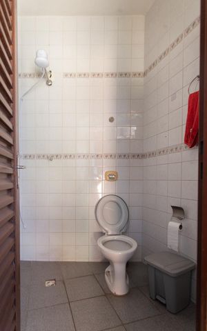 Casa à venda com 354m², 4 quartos e 4 vagas Casa à venda com 354m², 4 quartos e 4 vagasBanheiro de serviço