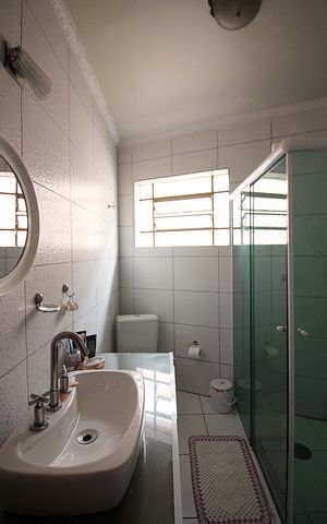 Casa à venda com 239m², 3 quartos e 4 vagasBanheiro Social