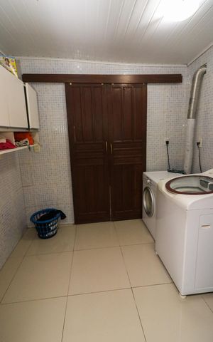 Casa à venda com 440m², 6 quartos e 8 vagas Casa à venda com 440m², 6 quartos e 8 vagasÁrea de Serviço
