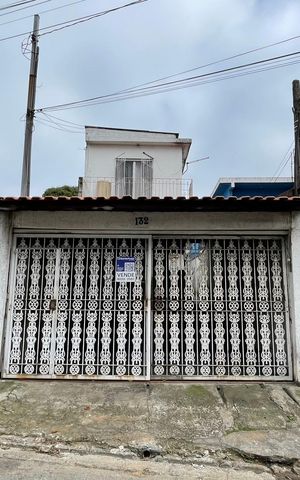 Casa à venda com 250m², 2 quartos e 2 vagas Casa à venda com 250m², 2 quartos e 2 vagasFachada