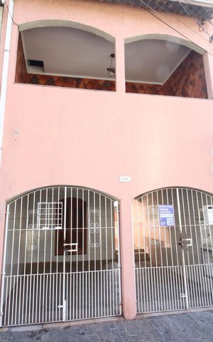 Casa à venda com 235m², 3 quartos e 2 vagasFachada