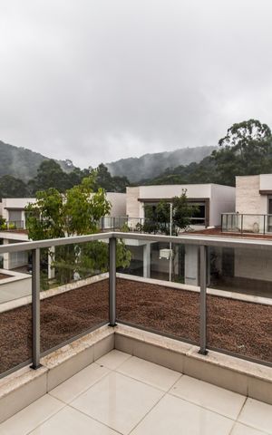 Apartamento à venda com 200m², 3 quartos e 2 vagas Apartamento à venda com 200m², 3 quartos e 2 vagasVaranda