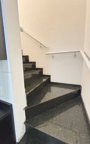 Apartamento para alugar com 110m², 2 quartos e 2 vagas Apartamento para alugar com 110m², 2 quartos e 2 vagasEscada