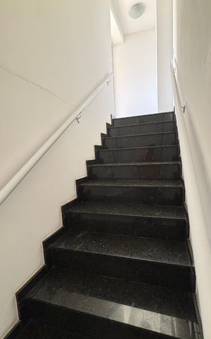 Apartamento para alugar com 110m², 2 quartos e 2 vagas Apartamento para alugar com 110m², 2 quartos e 2 vagasEscada