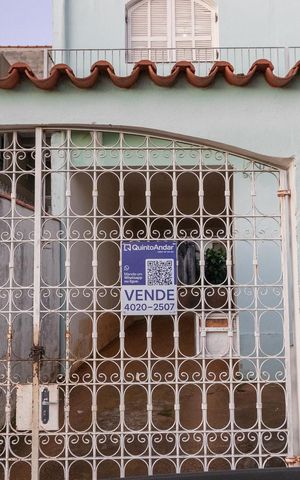 Casa para alugar com 350m², 5 quartos e 8 vagasFachada + Plaquinha