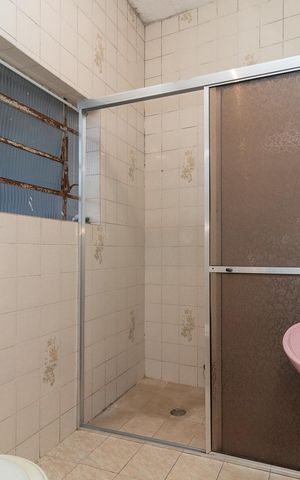 Casa para alugar com 350m², 5 quartos e 8 vagasBanheiro 1