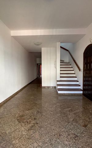 Casa à venda com 150m², 3 quartos e 3 vagas Casa à venda com 150m², 3 quartos e 3 vagasSala