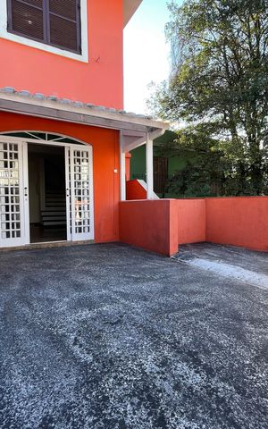 Casa à venda com 150m², 3 quartos e 3 vagas Casa à venda com 150m², 3 quartos e 3 vagasVaranda