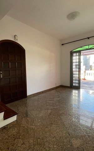 Casa à venda com 150m², 3 quartos e 3 vagas Casa à venda com 150m², 3 quartos e 3 vagasSala