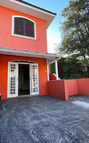 Casa à venda com 150m², 3 quartos e 3 vagas Casa à venda com 150m², 3 quartos e 3 vagasVaranda