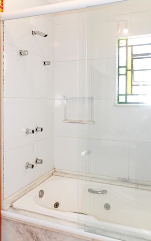 Casa de condomínio para alugar com 300m², 4 quartos e 2 vagasBanheiro da Suíte 4