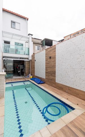 Casa à venda com 132m², 3 quartos e 4 vagas Casa à venda com 132m², 3 quartos e 4 vagasPiscina