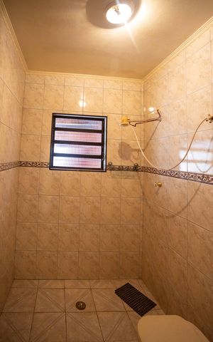 Casa à venda com 337m², 4 quartos e 7 vagasBanheiro de serviço