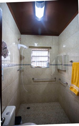 Casa à venda com 337m², 4 quartos e 7 vagasBanheiro 2