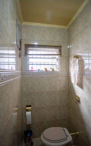 Casa à venda com 337m², 4 quartos e 7 vagasBanheiro 1