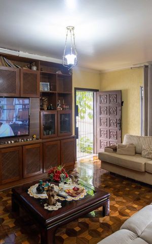 Casa à venda com 337m², 4 quartos e 7 vagasSala de TV