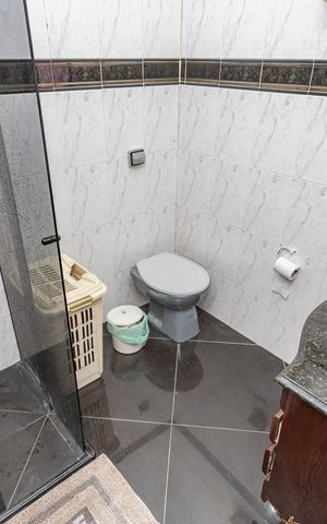 Casa à venda com 180m², 5 quartos e 2 vagasBanheiro