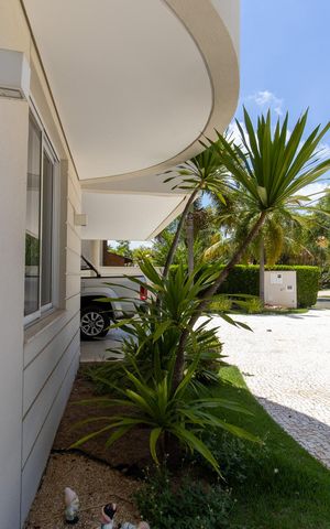 Casa de condomínio à venda com 536m², 5 quartos e 6 vagas Casa de condomínio à venda com 536m², 5 quartos e 6 vagasPlaca