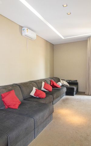 Casa de condomínio à venda com 536m², 5 quartos e 6 vagas Casa de condomínio à venda com 536m², 5 quartos e 6 vagasSala de TV