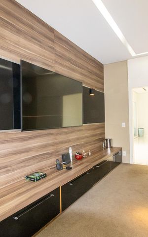 Casa de condomínio à venda com 536m², 5 quartos e 6 vagas Casa de condomínio à venda com 536m², 5 quartos e 6 vagasSala de TV