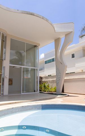 Casa de condomínio à venda com 536m², 5 quartos e 6 vagas Casa de condomínio à venda com 536m², 5 quartos e 6 vagasÁrea externa
