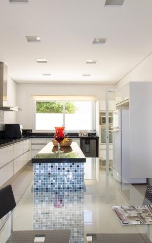 Casa de condomínio à venda com 536m², 5 quartos e 6 vagas Casa de condomínio à venda com 536m², 5 quartos e 6 vagasCozinha