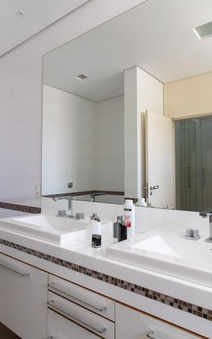 Casa de condomínio à venda com 536m², 5 quartos e 6 vagas Casa de condomínio à venda com 536m², 5 quartos e 6 vagasBanheiro da Suíte 1
