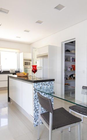 Casa de condomínio à venda com 536m², 5 quartos e 6 vagas Casa de condomínio à venda com 536m², 5 quartos e 6 vagasCozinha