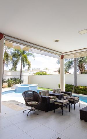 Casa de condomínio à venda com 536m², 5 quartos e 6 vagas Casa de condomínio à venda com 536m², 5 quartos e 6 vagasÁrea externa