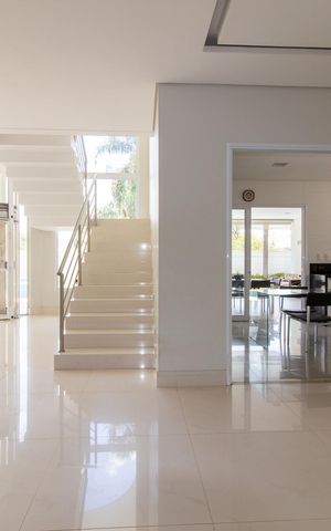 Casa de condomínio à venda com 536m², 5 quartos e 6 vagas Casa de condomínio à venda com 536m², 5 quartos e 6 vagasSala