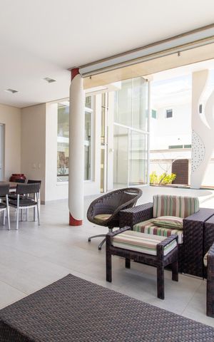 Casa de condomínio à venda com 536m², 5 quartos e 6 vagas Casa de condomínio à venda com 536m², 5 quartos e 6 vagasÁrea externa