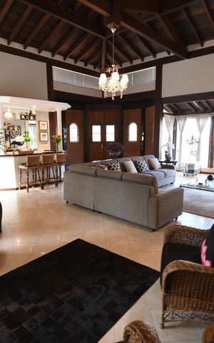 Casa de condomínio à venda com 470m², 4 quartos e 2 vagasSala