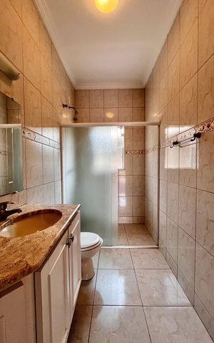 Casa de condomínio à venda com 356m², 4 quartos e 6 vagas Casa de condomínio à venda com 356m², 4 quartos e 6 vagasBanheiro da Suíte 1
