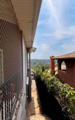 Casa de condomínio à venda com 356m², 4 quartos e 6 vagas Casa de condomínio à venda com 356m², 4 quartos e 6 vagasÁrea externa
